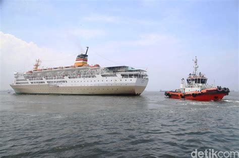Hari ini ini pihak indonesia mengesahkan kapal tersebut bukan milik jho low. Melihat Peranan Kapal Pandu di Pelabuhan Tanjung Priok - Foto 3