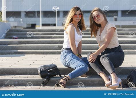 Deux Filles Sexy Assises Dans Un Escalier Verticale Ext Rieure De Mode Image Stock Image Du
