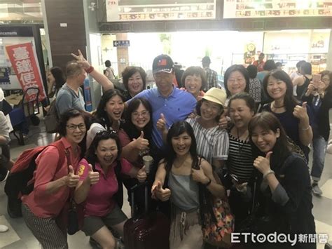 Re:新聞郭台銘想買1千萬劑疫苗捐政府子弟兵立委@gossiping，共有15則留言，14人參與討論，5推 2噓 8→， 郭董買不到 很正常吧韓國瑜出馬肯定買得到很後悔當年沒有投給韓總搞到現在中華民國要 re: 影／郭台銘要「接地氣」棄專機坐火車 吸引大批「果凍粉」排隊等合照 | ETtoday財經 | ETtoday新聞雲