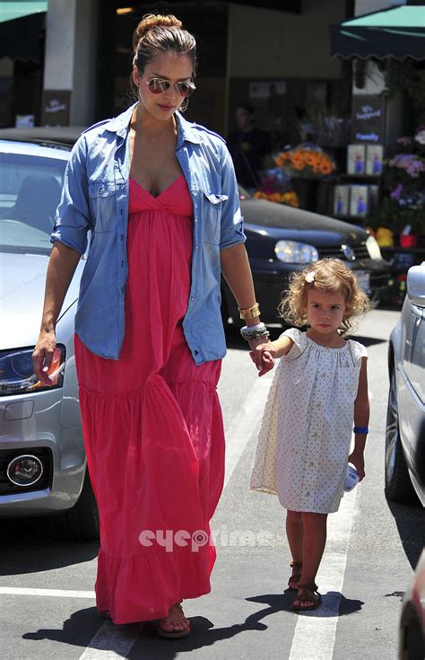 Jessica Alba Shops For Groceries In Brentwood June 26 Jessica Alba