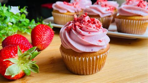 homemade strawberry cupcake recipe طريقة عمل كب كيك الفراولة youtube
