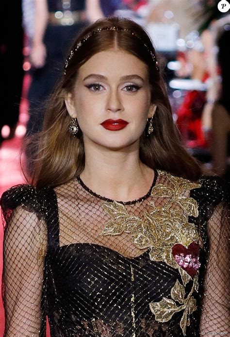Marina Ruy Barbosa Desfila Pela Dolce And Gabbana Em Milão Na Itália