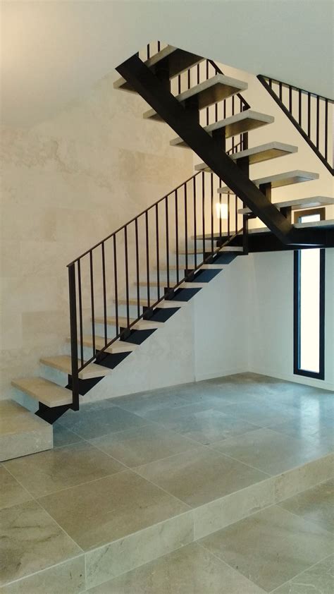 Escalera metálica con peldaños de piedra | Escaleras flotantes