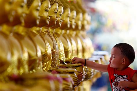 Tā atrodas apmēram 31 km attālumā no indijas dienvidu krasta. Buddha's Birthday: Buddhists Around the World Celebrate Vesak