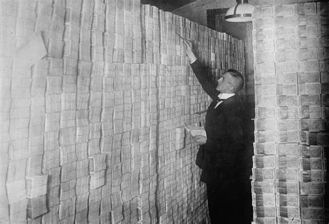 An 365 tagen im jahr, rund um die uhr aktualisiert, die wichtigsten news auf tagesschau.de Using banknotes as wallpaper during German hyperinflation ...