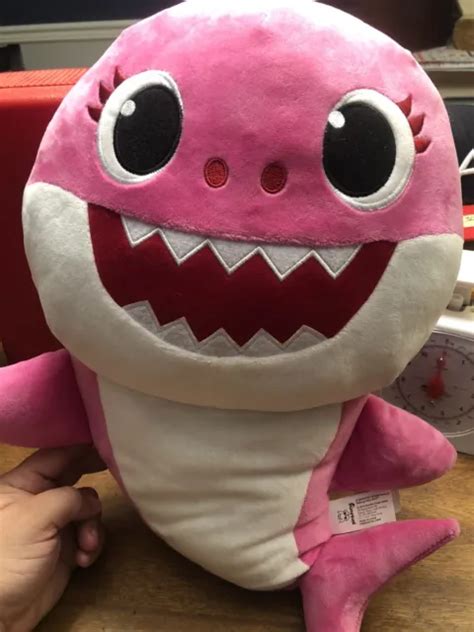 Pinkfong Baby Shark Singing Mommy Sound Plush 12 Stuf