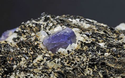 Un nouveau minéral plus dur et plus rare que le diamant à été découvert