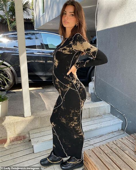 Ратаковски родилась 7 июня 1991 года в лондонском районе вестминстер; Pregnant Emily Ratajkowski says she is 'bumpin' as she ...