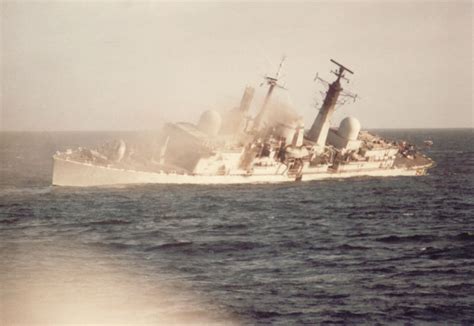 Guerra De Malvinas 22 Grandes Fotos De Los Ataques Aéreos A La Flota Británica Infobae