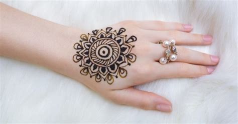Gambar tato kupu kupu simple sumber : √ 100 +Motif Gambar Henna Simple, Unik dan Paling Cantik Buat Pengantin - Balubu