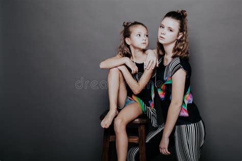 Dwie Modne Dziewczyny Siostry W Pi Knym Ubraniu Portret Zdj Cie Stock