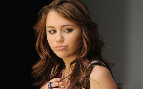 Miley Cyrus In So Undercover Video Youtube Dal Set Del Film Di Tom Vaughan