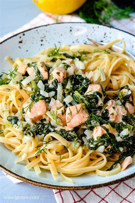 Denn das grüne gemüse, das salat zum verwechseln ähnlich sieht, schmeckt einfach zu allem! Pasta mit Lachs und Spinat in Sahnesoße | Fix auf dem ...