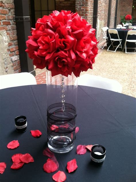 Stunning Idea For A Black And Red Themed Wedding