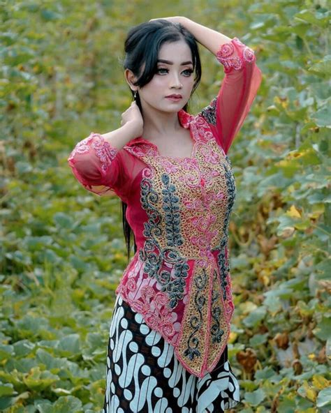 Intip Pesona Kecantikan Gadis Desa Pakai Sarung Batik Dzargon