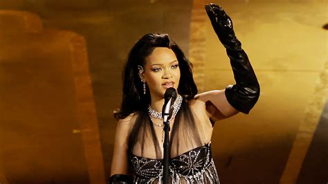 watch rihanna stun the oscars with rousing first ‘lift me up performance