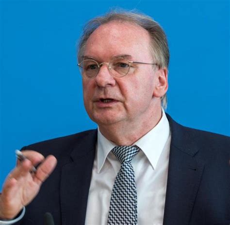 Das ergebnis bei der landtagswahl interpretiert ministerpräsident reiner haseloff auch als zeichen gegen rechts. Haseloff: Landtag für Datenschutzbeauftragen ...