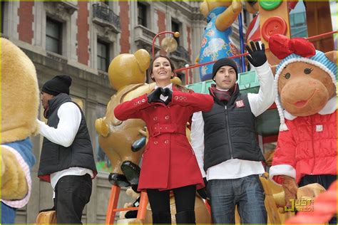 Full Sized Photo Of Victoria Justice Macys Parade 23 Victoria Justice