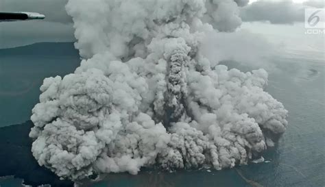 4 Potret Menyeramkan Erupsi Gunung Anak Krakatau Yang Diduga Akibatkan