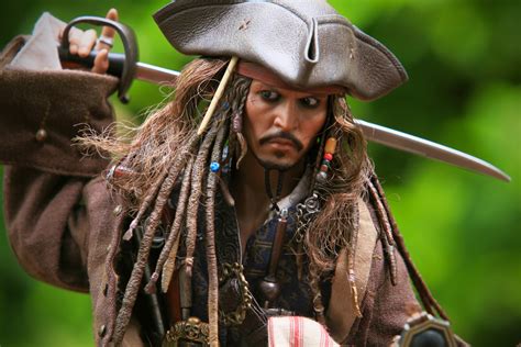 We were convinced it was johnny depp as jack sparrow.i really did a double take and stared at him sure he was the real. Jack Sparrow : le pirate fait le tour des hôpitaux pour ...