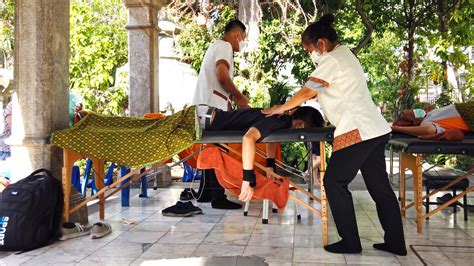 5 min express thai street massage at a thai temple in bangkok city youtube