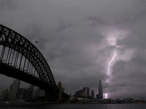 Deadly Christmas Eve Storm Hits Eastern Australia 120000 Homes