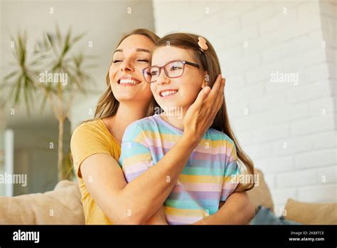 Niño Madre Familia Padre Hogar Mujer Feliz Jugando Hija Niño Juntos