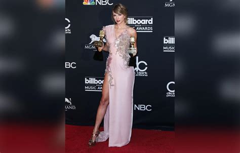 Taylor Swift Flashes Her Crotch At The Billboard Music Awards