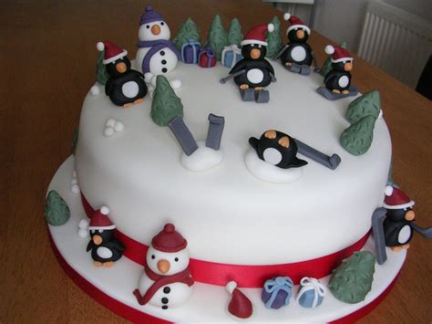 To design a wonderful cake, it requires skill. Pin by Cazmin on cake ideas in 2020 | Christmas cake ...