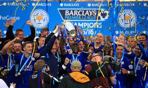 Leicester City Wes Morgan Lifts Premier League Trophy At King Power