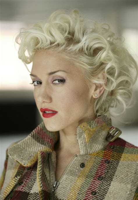 Pin By Chelle M On Famous Female Faces Gwen Stefani Pictures Short Hair Styles Gwen Stefani