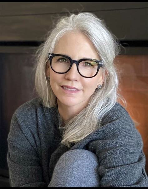 Pin By Reto Ganzoni On Donne Grey Hair And Glasses Gray Hair Highlights Mom Hairstyles