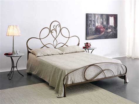 La struttura di un letto matrimoniale può ospitare un materasso di dimensioni pari a 160x190. Letto in ferro battuto modello Artesia - Letti a prezzi ...