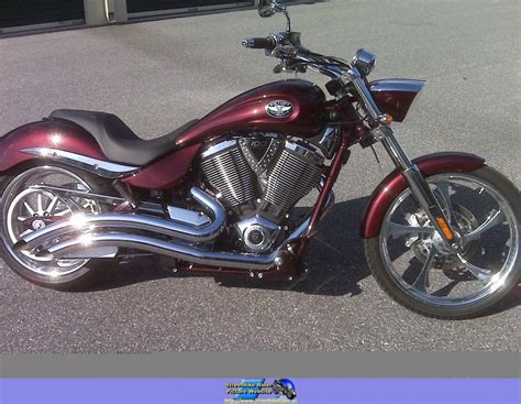 What make the jackpot stand out is the custom paint schemes (solid black, solid midnight cherry, solid broadwalk blue, two tone black and silver with graphics, two tone black and red with graphics), the custom headlight, a color matched frame and a super fat rear. 2008 Victory Vegas Jackpot - Moto.ZombDrive.COM