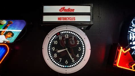 Your find neon clocks and wood clocks dedicated to the. Indian Motorcycle Neon Spinner Clock | M180 | The Eddie ...