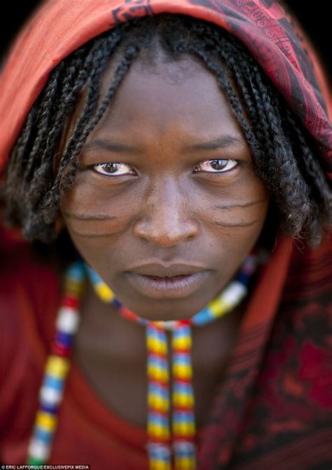 Красота требует жертв как юных эфиопок украшают шрамами