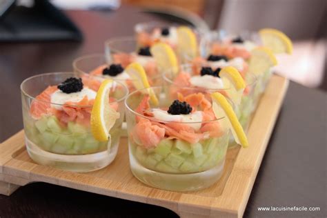 Verrine de mousse d'avocat sur tartare de saumon par cuisineplurielle. Verrine au saumon fumé, dés de concombre et citron ...