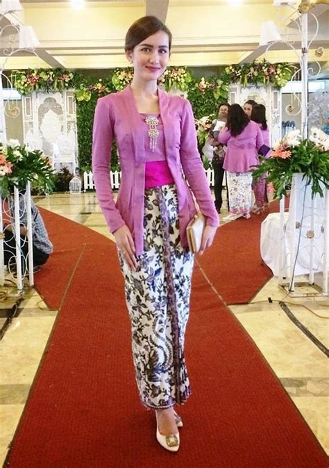 Mau lihat model kebaya pengantin lain?? Model baju cewek yang cocok buat kondangan digedung | JALLOSI