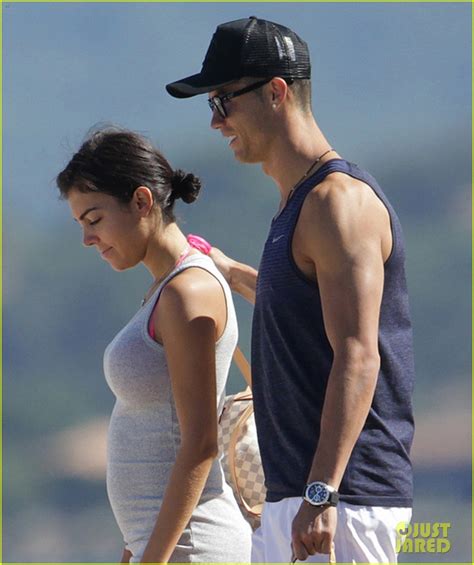 Photo Cristiano Ronaldo Flaunts Hot Body Alongside Girlfriend Georgina Rodriguez 08 Photo