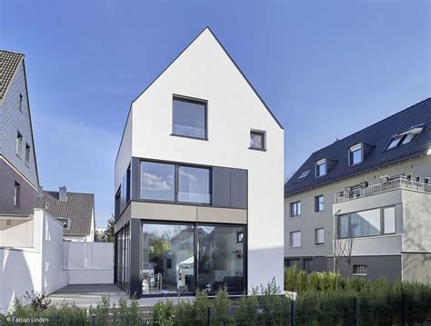 Beim erwerb eines grundstücks mit einem geplanten neubau aus einer hand, etwa von einem bauträger: Wenig Fläche, viel Volumen - wer in Innenstadtnähe baut ...
