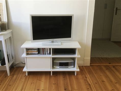 Addieren sie ein bißchen schwarze zauberei! Kleiner weißer TV-Schrank | Kleine wohnzimmer, Wohnzimmer ideen, Kleines wohnzimmer