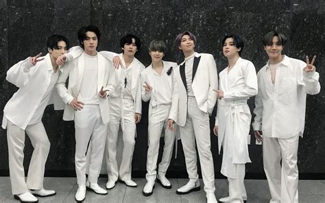 v siridorok pureun haneul arae nun tteo. Lirik Lagu 'ON' - BTS Lengkap dengan Terjemahan Bahasa Indonesia Nih Gaes