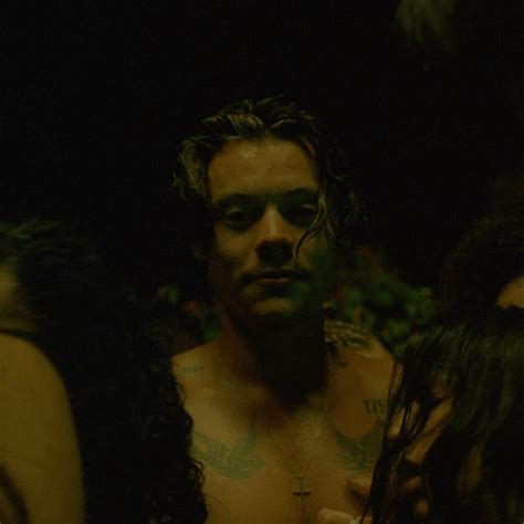 The song marks harry's first release since his during an interview with capital fm, harry explained the meaning behind lights up as: Harry Styles inicia nova era (bem suada e sem camisa) com ...