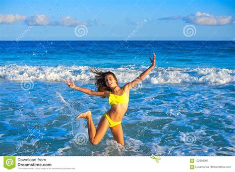 Muchacha Del Bikini Que Salta En Playa Del Caribe De La Puesta Del Sol Imagen De Archivo