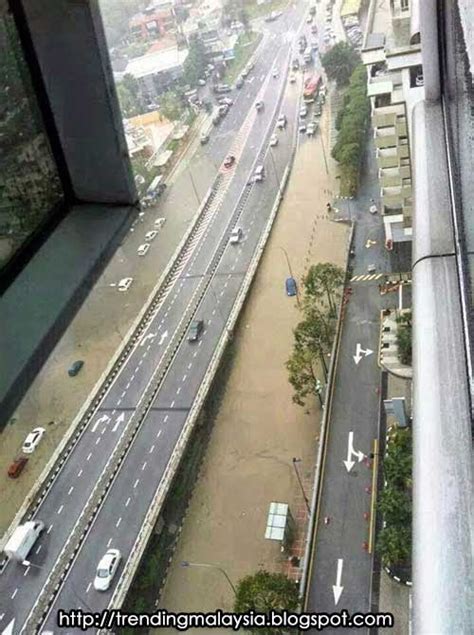 Hujan lebat lebih dua jam bermula 2 petang hari ini, mengakibatkan beberapa kawasan di ibu kota dilanda banjir kilat. Trending Malaysia: Banjir Kilat di Kuala Lumpur