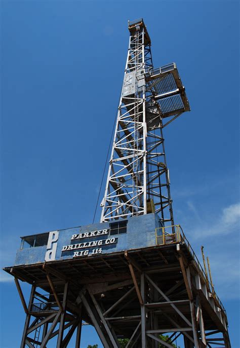 170 Foot Tall Oil Derrick Parker Drilling Rig In Elk City Oklahoma