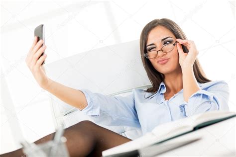 sexy sekretärin macht ein selfie stockfotografie lizenzfreie fotos © milanmarkovic 60841649