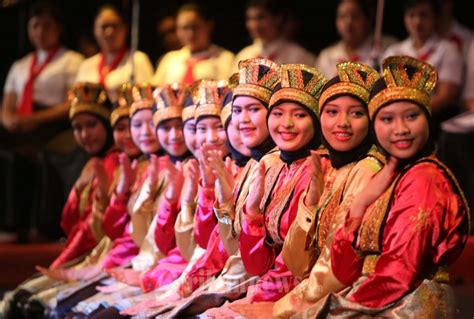 Paduan suara tari saman biasanya tari saman ditampilkan dengan iringan alat musik dan juga menggunakan suara dari para penari dan tepuk tangan dari sang penari tersebut dan ini biasanya dikombinasikan dengan memukul dada dan pangkal paha mereka sebagai sinkronisasi dan juga. FAKTA DI BALIK TARIAN SAMAN YANG MENDUNIA ~ Travel Aceh