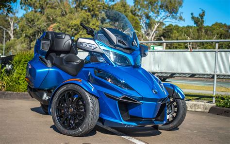 The vehicle has a single rear drive wheel and two wheels in front for steering, similar in layout to a modern snowmobile. Our first 2018 Can-Am Spyder arrives. ⋆ Motorcycles R Us