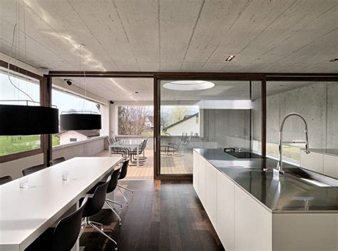 20+ desain eksterior & interior rumah kayu. Ruang Makan Modern Dengan Dinding Kaca - Majalah Rumah